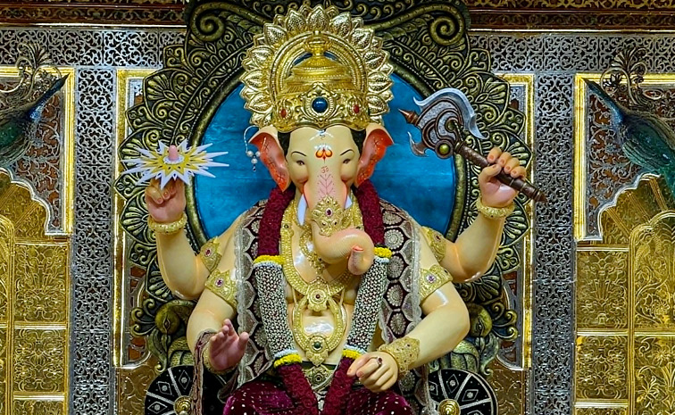 Devotees get first glimpse of famous Lalbaugcha Raja in Mumbai Photos5