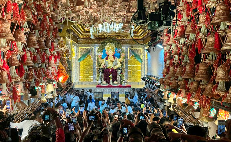 Devotees get first glimpse of famous Lalbaugcha Raja in Mumbai Photos1