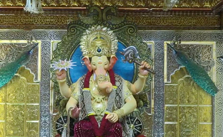 Devotees get first glimpse of famous Lalbaugcha Raja in Mumbai Photos6