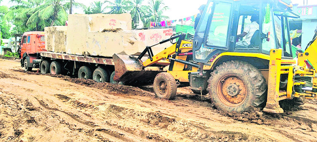 బురదలో కూరుకుపోతున్న వాహనాలు 1