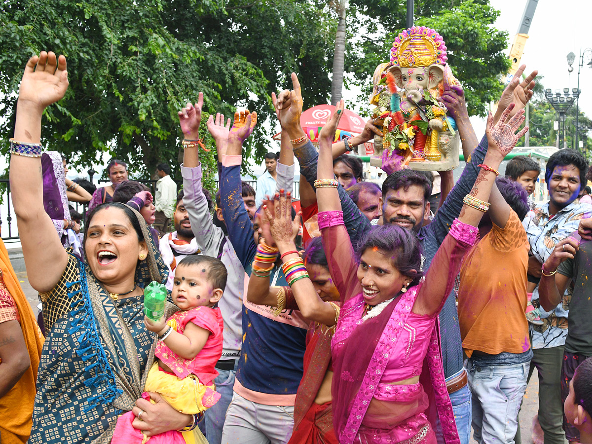 3rd Day Ganesh Nimajjanam At Tank Bund Photos6