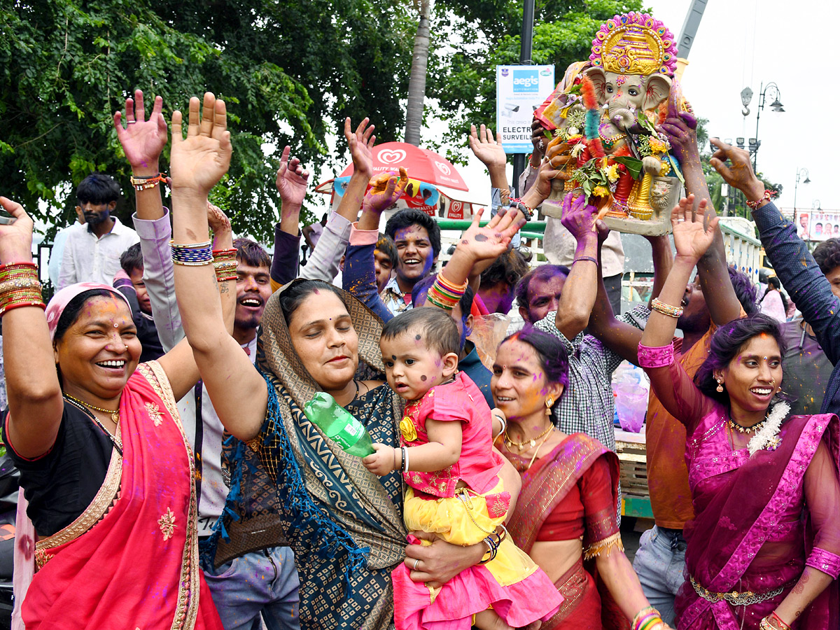 3rd Day Ganesh Nimajjanam At Tank Bund Photos7