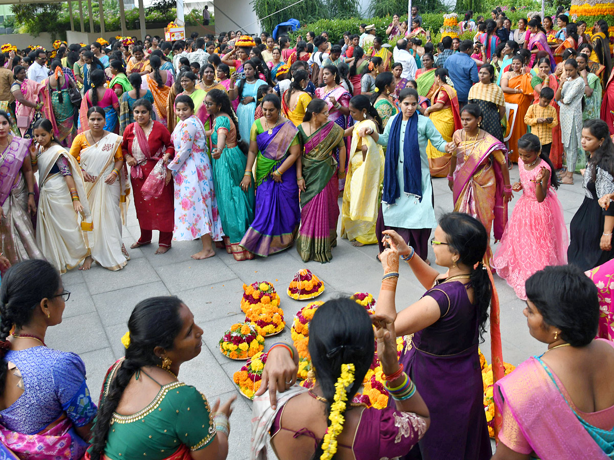 Grand Celebrations of Saddula Bathukamma in Telangana Photos2