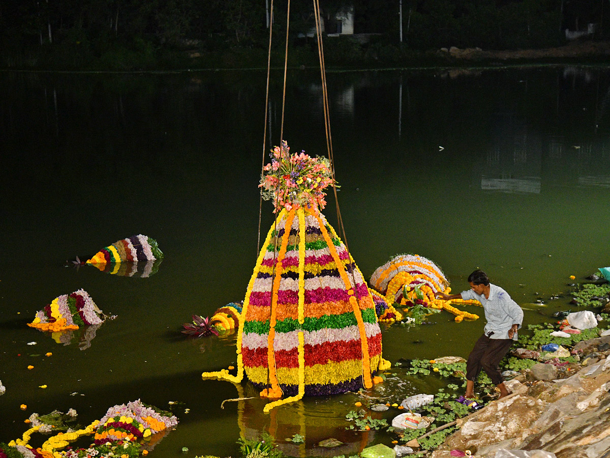 Grand Celebrations of Saddula Bathukamma in Telangana Photos29