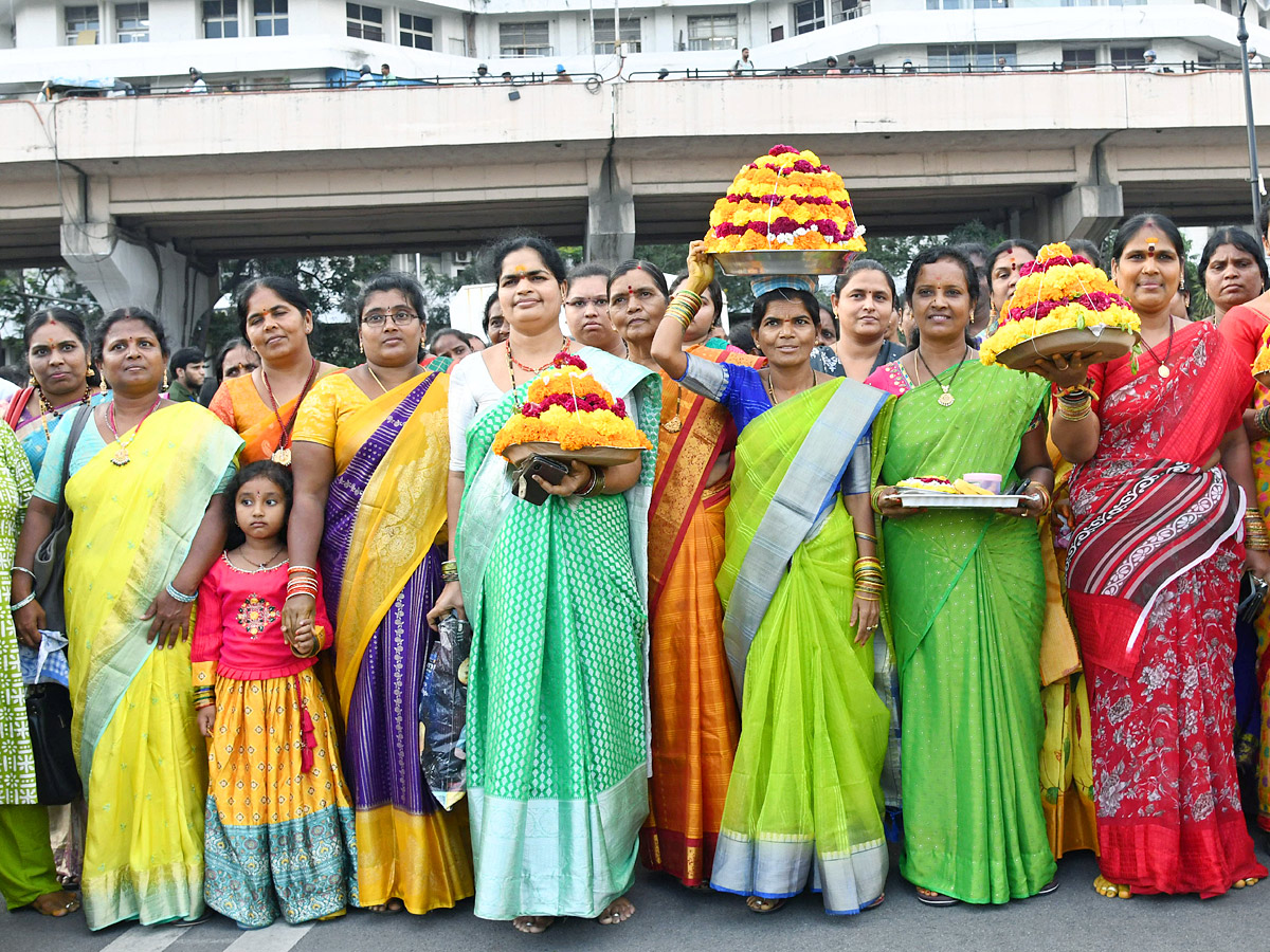 Grand Celebrations of Saddula Bathukamma in Telangana Photos4