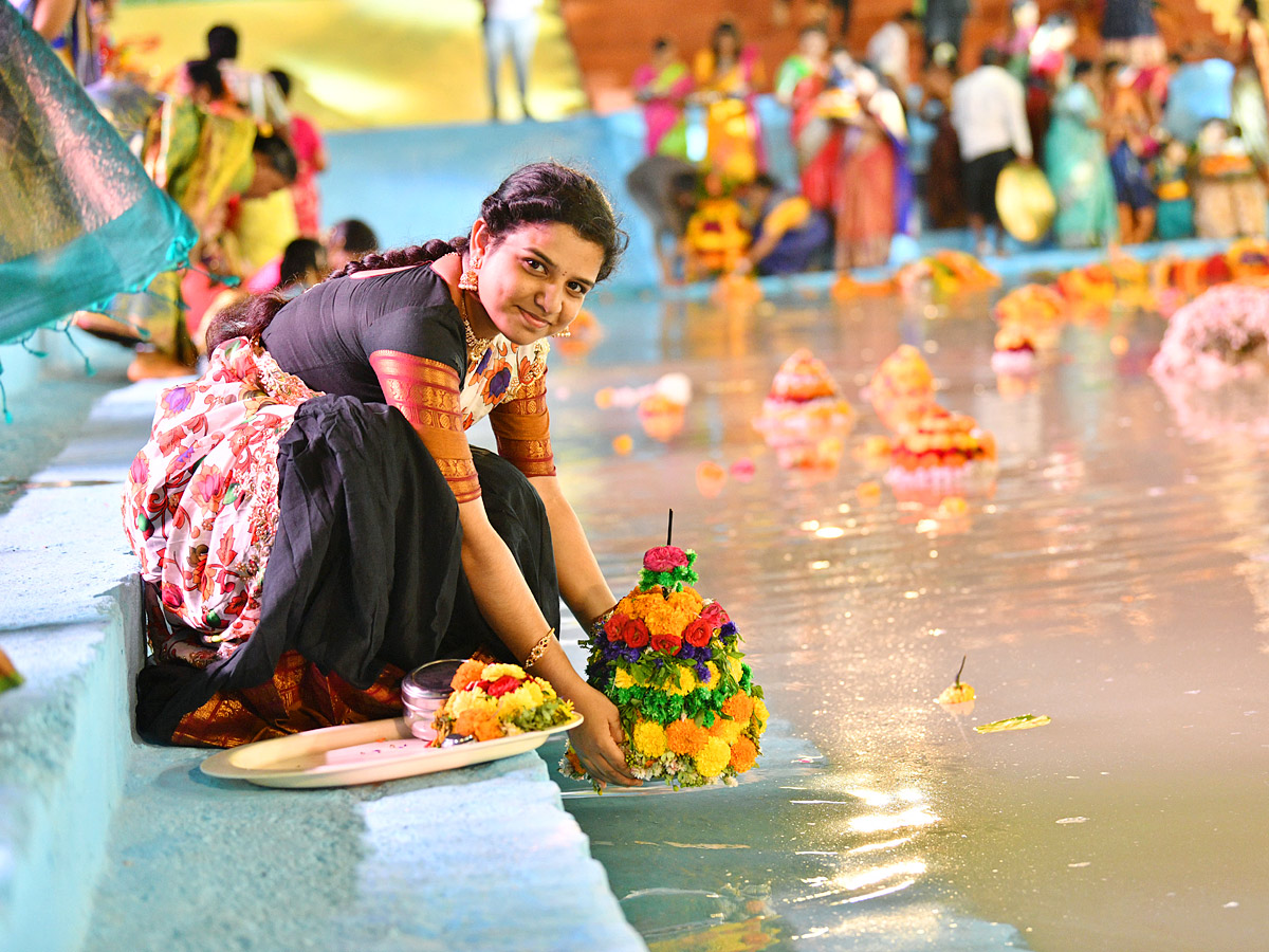 Grand Celebrations of Saddula Bathukamma in Telangana Photos32