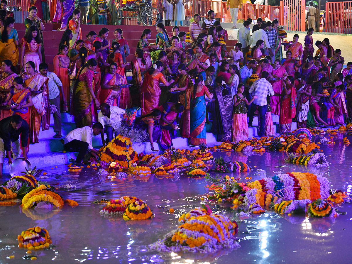 Grand Celebrations of Saddula Bathukamma in Telangana Photos33