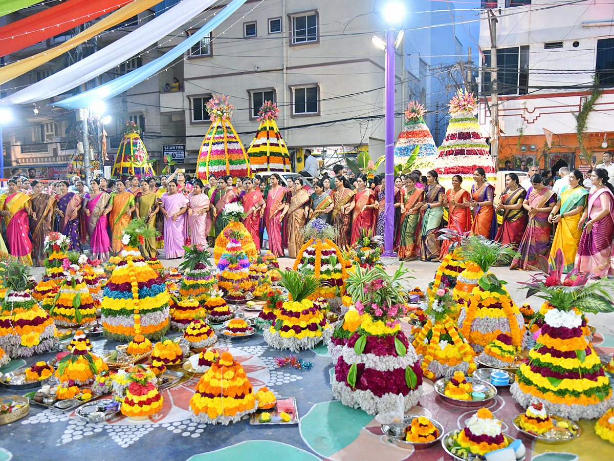 Grand Celebrations of Saddula Bathukamma in Telangana Photos40