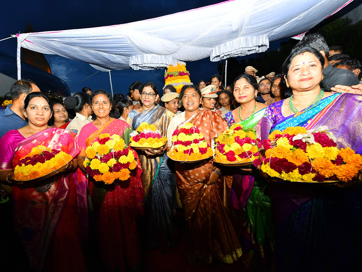 Grand Celebrations of Saddula Bathukamma in Telangana Photos43