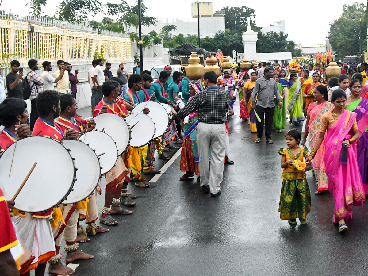 Grand Celebrations of Saddula Bathukamma in Telangana Photos7