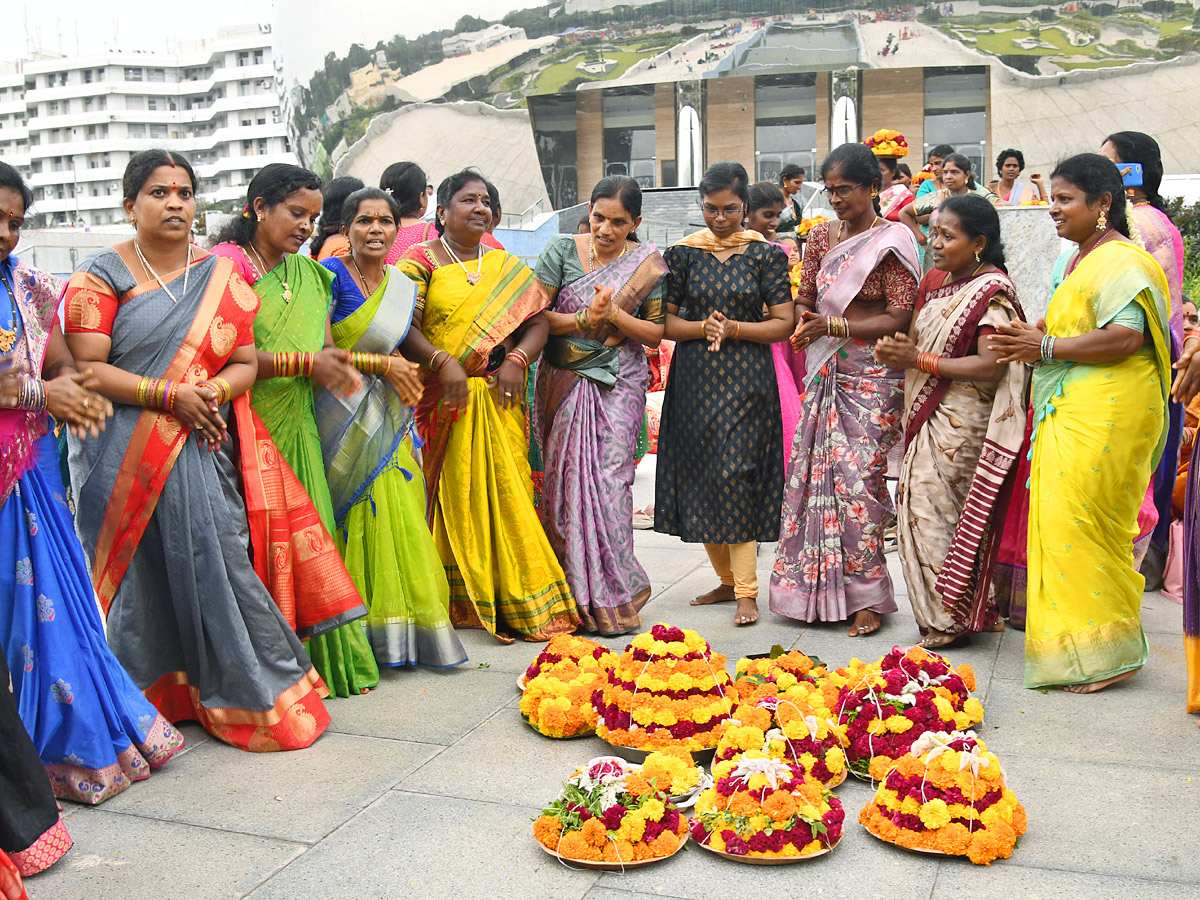 Grand Celebrations of Saddula Bathukamma in Telangana Photos8