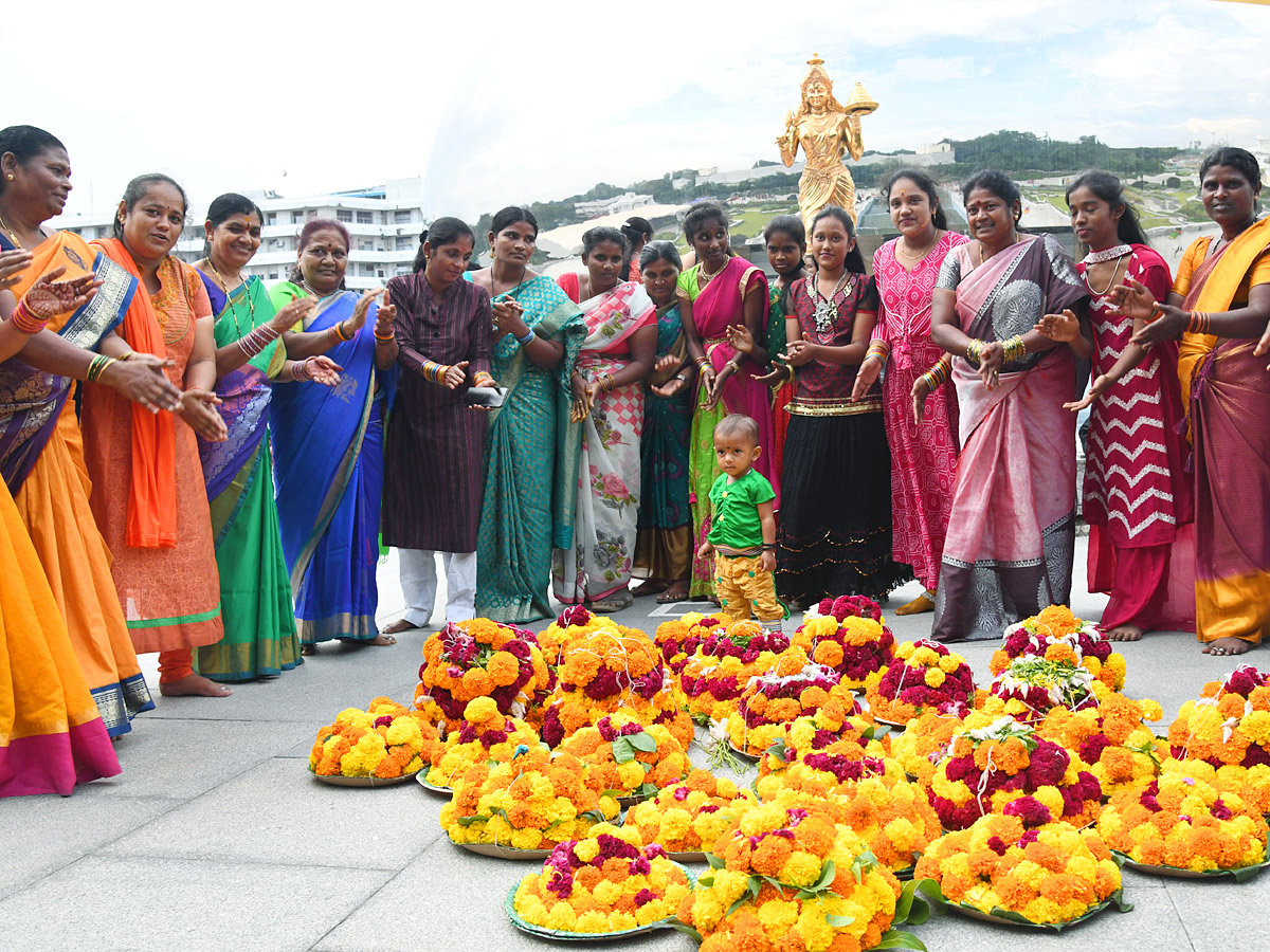 Grand Celebrations of Saddula Bathukamma in Telangana Photos9