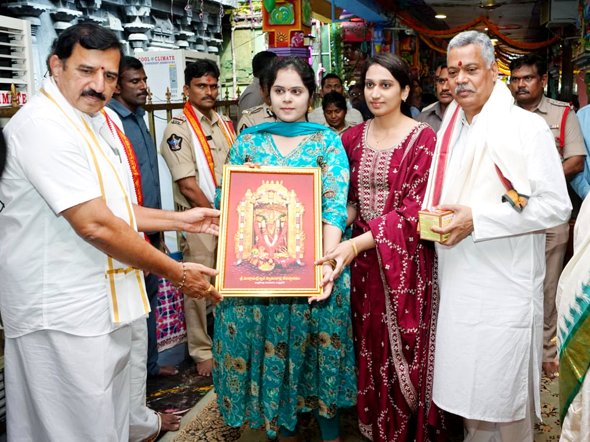 Vijayawada kanakadurga as mahishasuramardini on 9th day of Dussehra Photos12