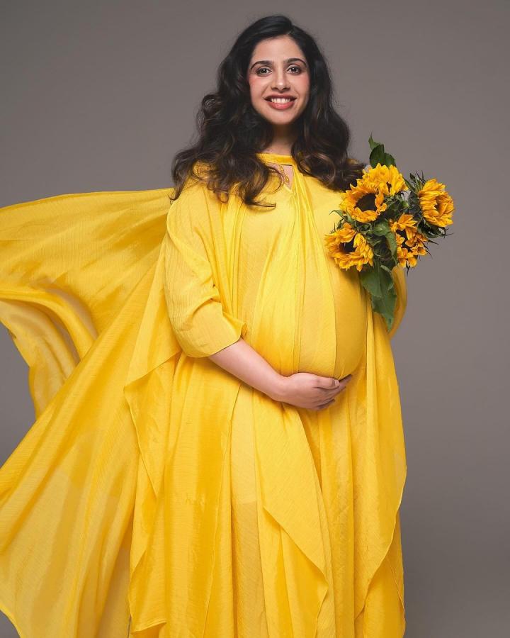 Fashion Stylist Prerna Chhabra  Amazing Maternity Photoshoot Goes Viral4