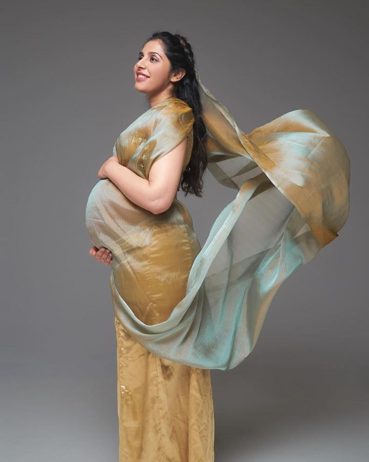 Fashion Stylist Prerna Chhabra  Amazing Maternity Photoshoot Goes Viral10