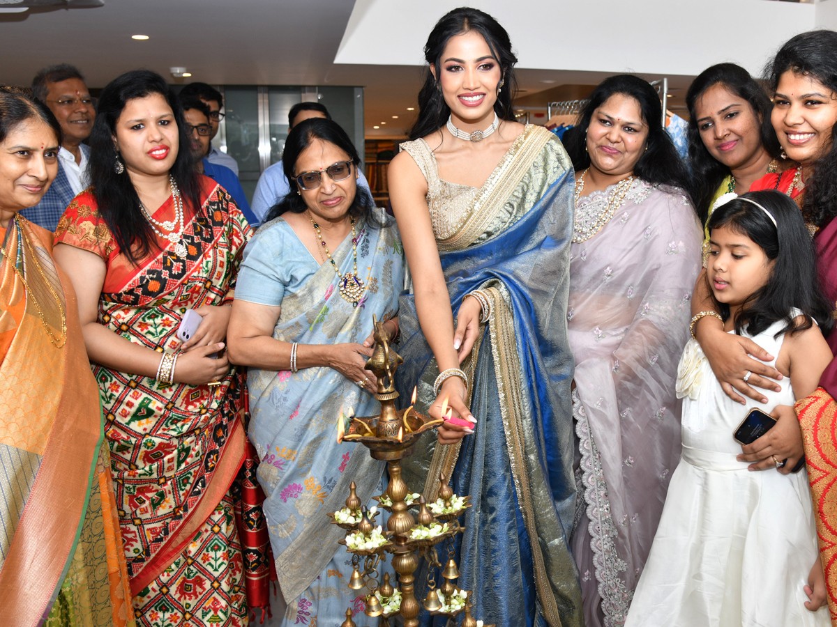 AP Miss Universe Launches Vastram By Singhania's At Gachibowli3