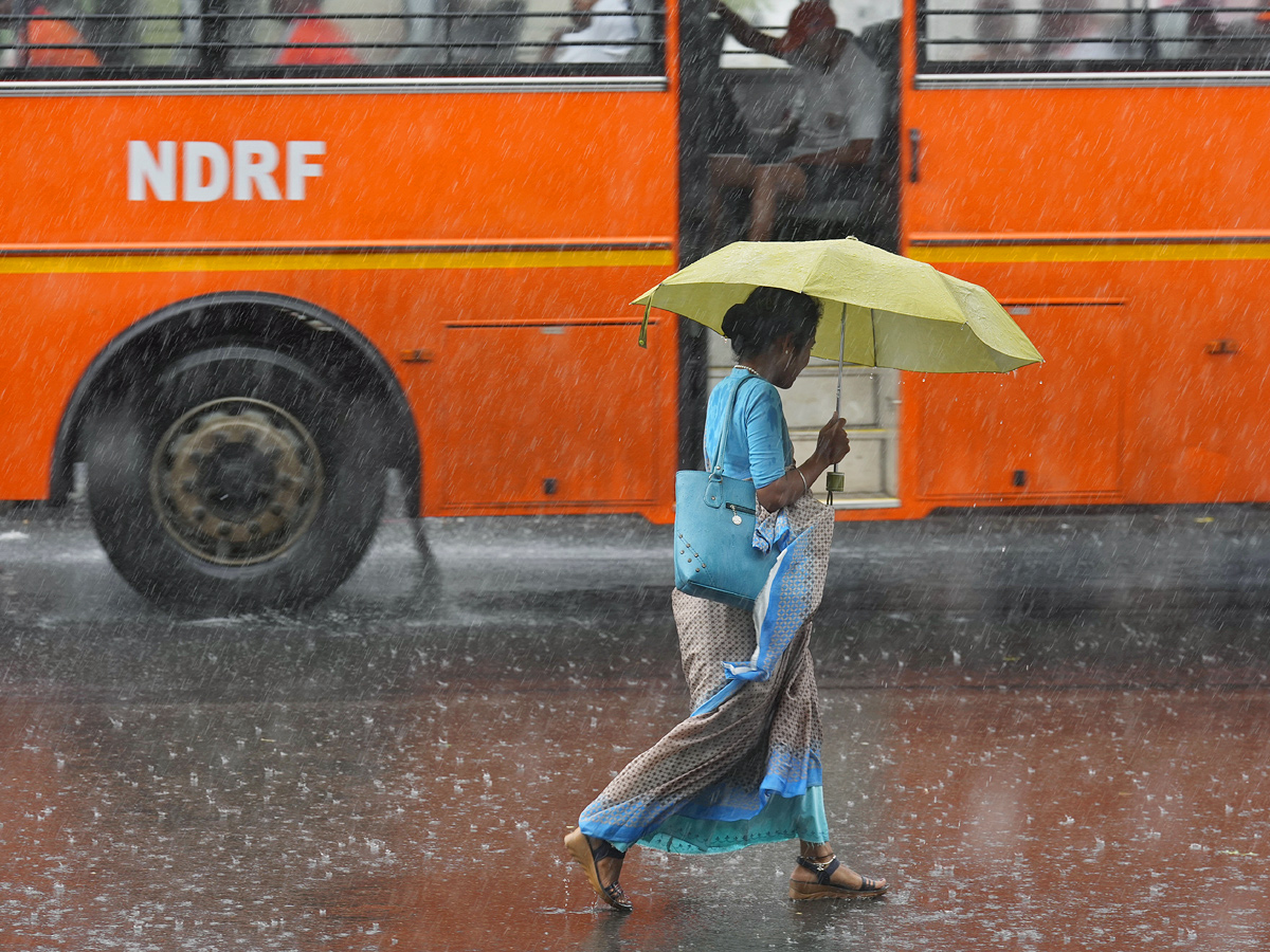 Chennai braces for heavy rainfall, several districts in Tamil Nadu Photo Gallery1