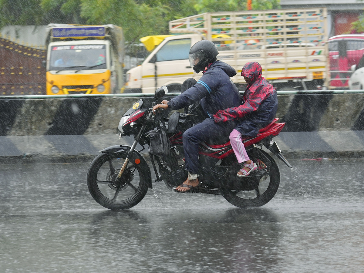 Chennai braces for heavy rainfall, several districts in Tamil Nadu Photo Gallery4