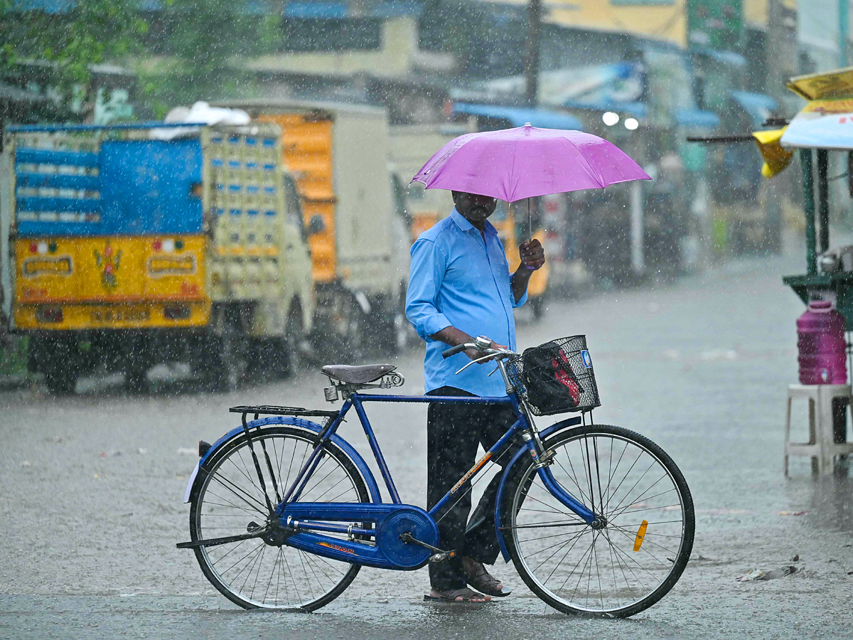 Chennai braces for heavy rainfall, several districts in Tamil Nadu Photo Gallery6