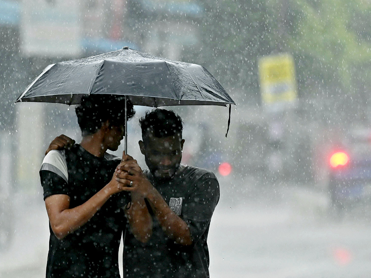 Chennai braces for heavy rainfall, several districts in Tamil Nadu Photo Gallery7