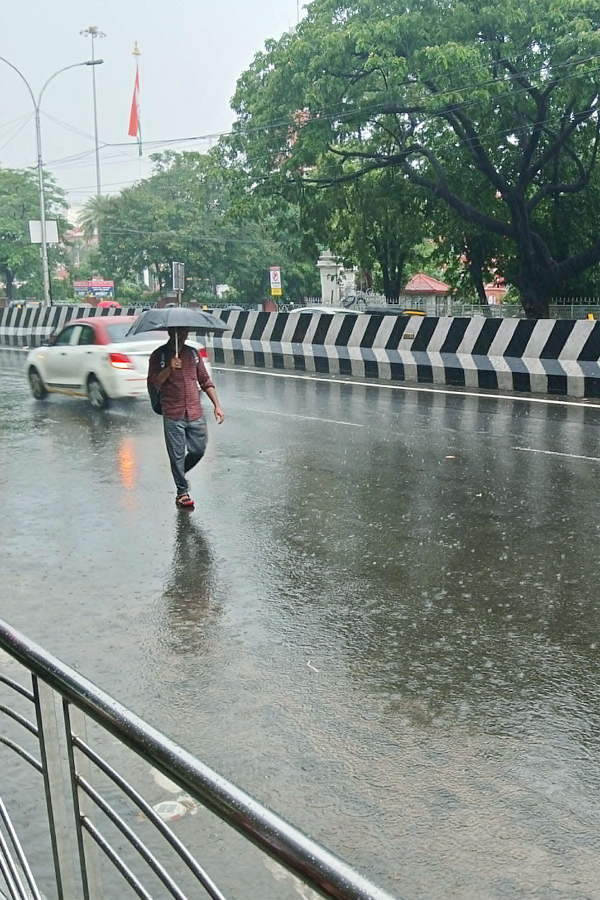 Chennai braces for heavy rainfall, several districts in Tamil Nadu Photo Gallery11