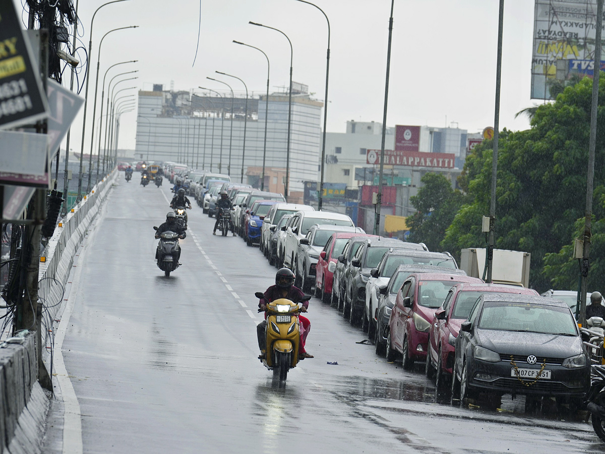 Chennai braces for heavy rainfall, several districts in Tamil Nadu Photo Gallery2