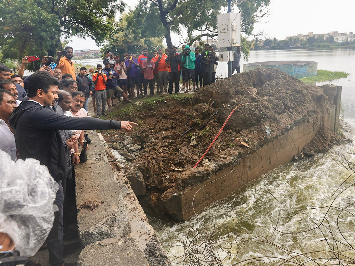 Updates : Heavy Rainfall in Bengaluru and Chennai Photos11