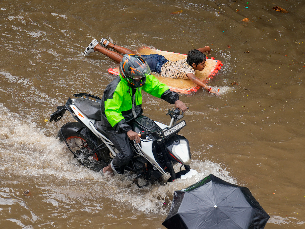 Updates : Heavy Rainfall in Bengaluru and Chennai Photos12