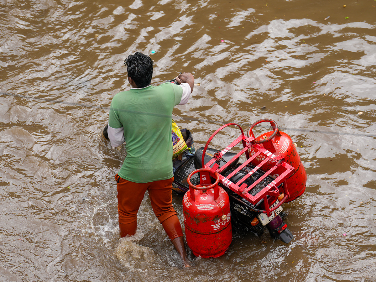 Updates : Heavy Rainfall in Bengaluru and Chennai Photos16