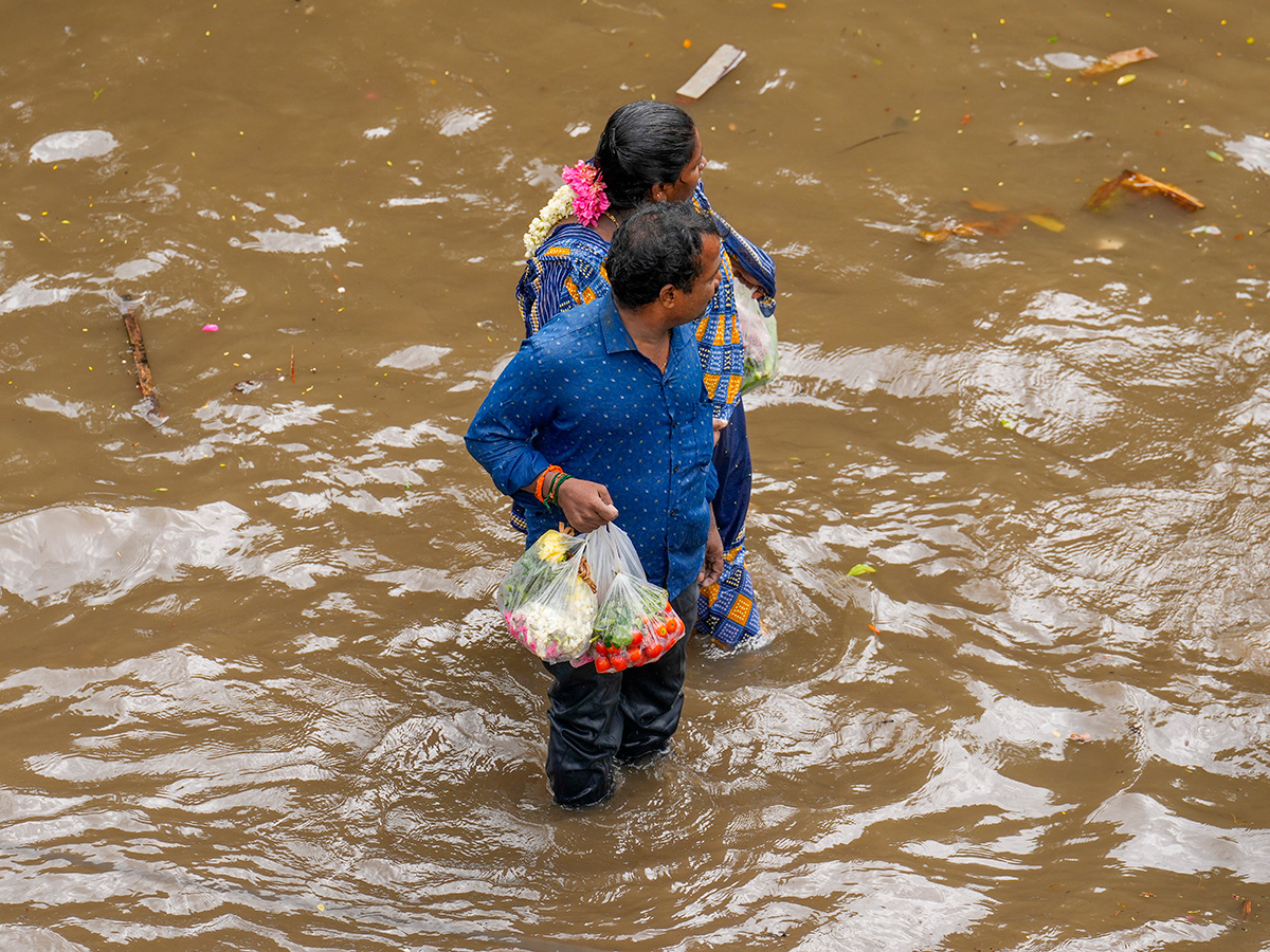 Updates : Heavy Rainfall in Bengaluru and Chennai Photos18