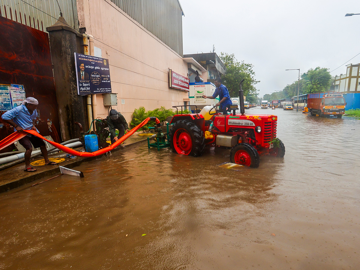 Updates : Heavy Rainfall in Bengaluru and Chennai Photos19