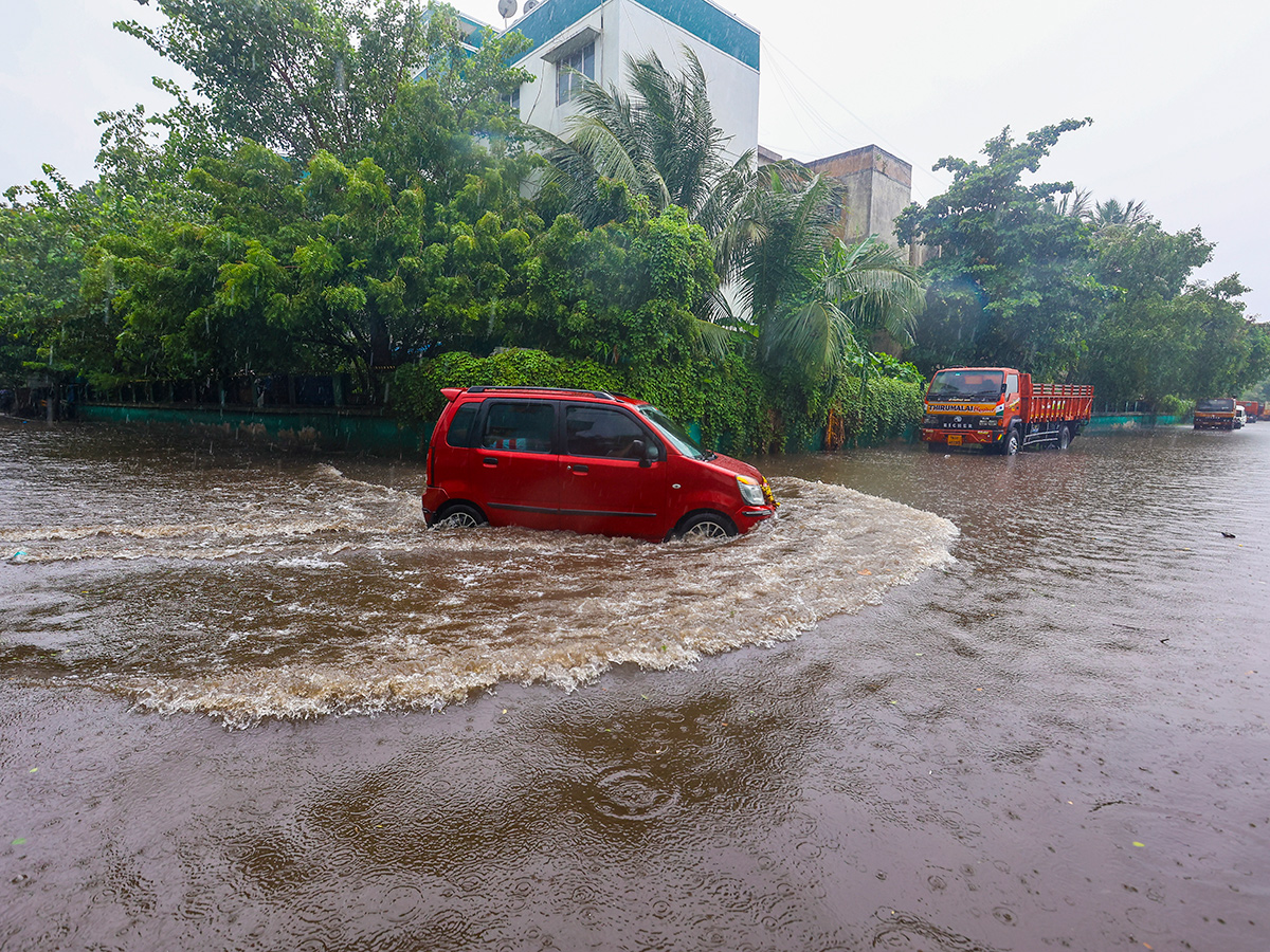 Updates : Heavy Rainfall in Bengaluru and Chennai Photos20