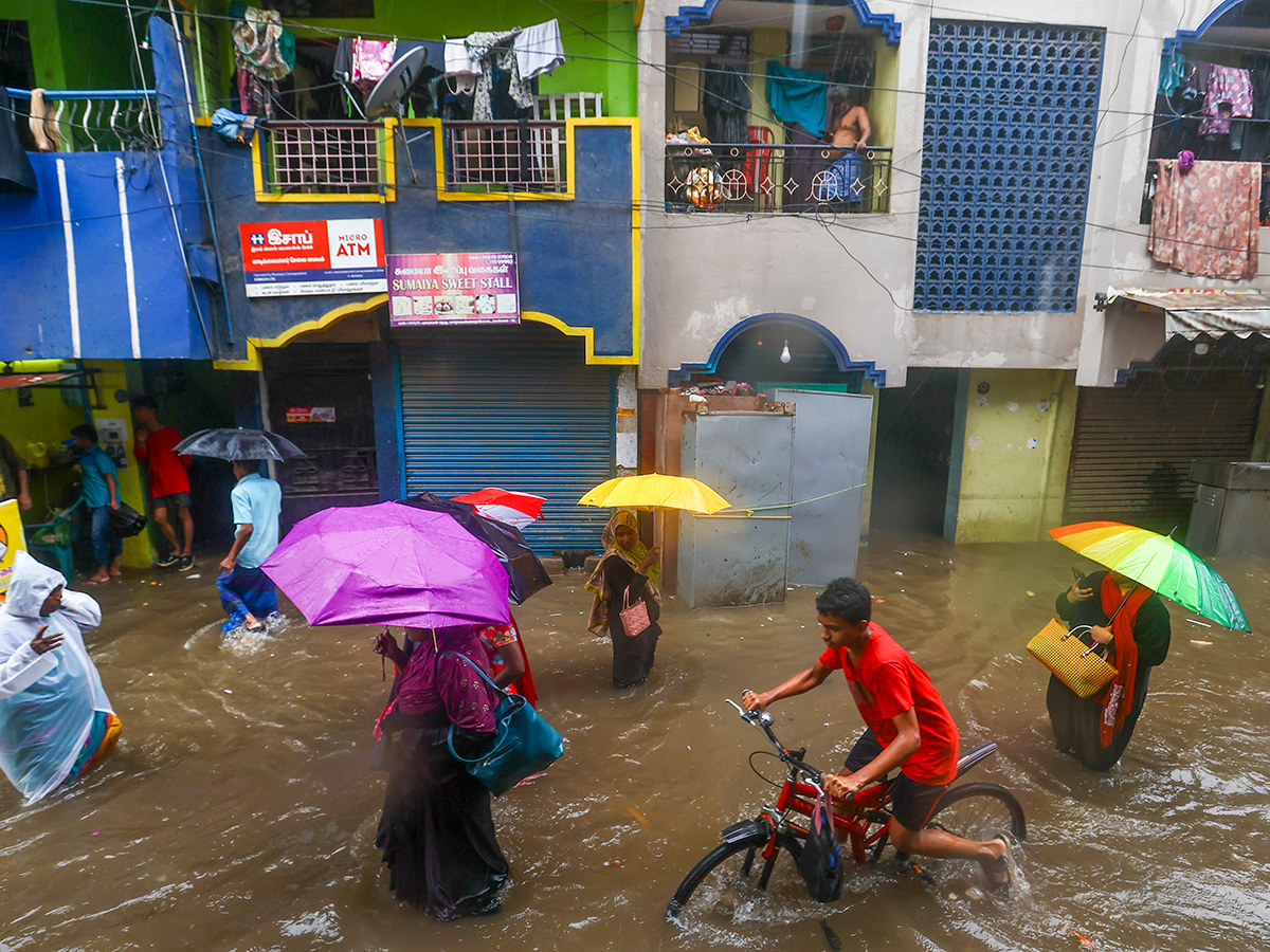 Updates : Heavy Rainfall in Bengaluru and Chennai Photos21