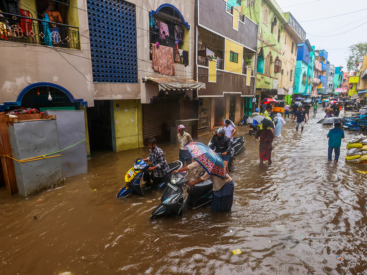 Updates : Heavy Rainfall in Bengaluru and Chennai Photos22