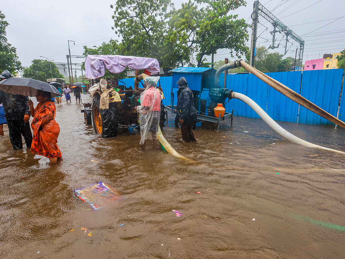 Updates : Heavy Rainfall in Bengaluru and Chennai Photos23