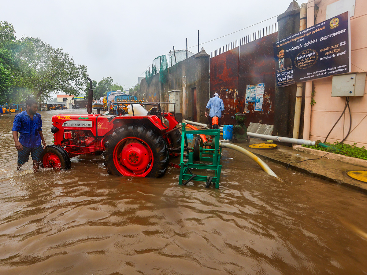 Updates : Heavy Rainfall in Bengaluru and Chennai Photos25