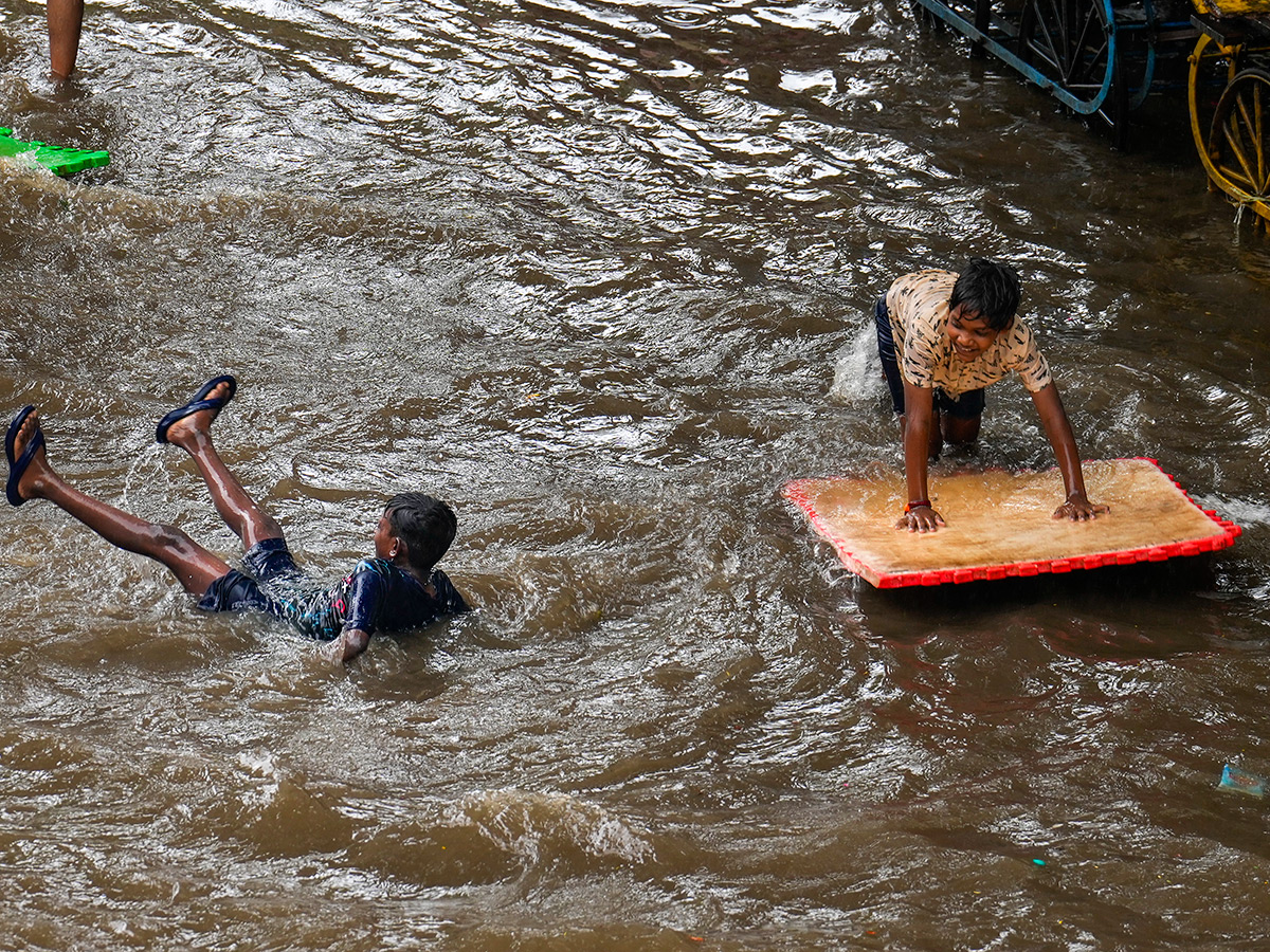 Updates : Heavy Rainfall in Bengaluru and Chennai Photos26