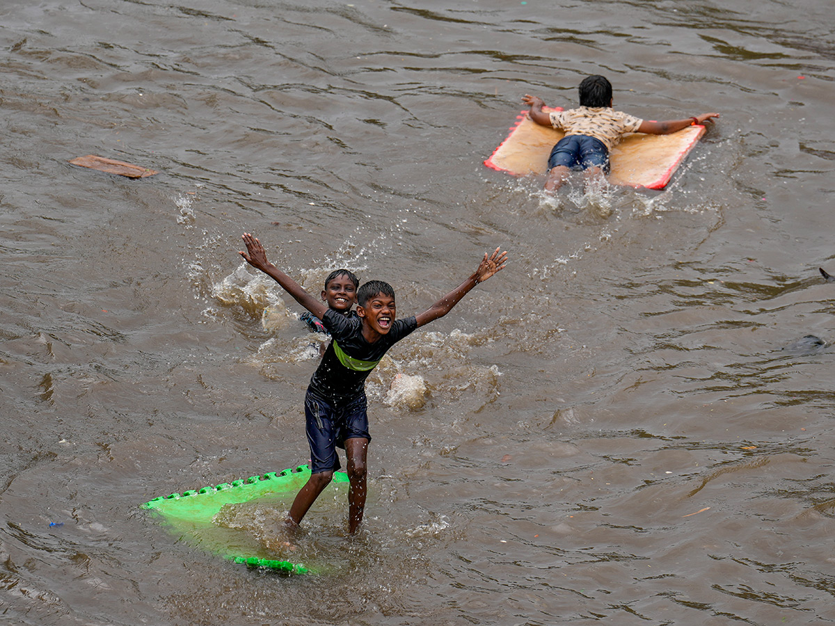 Updates : Heavy Rainfall in Bengaluru and Chennai Photos27