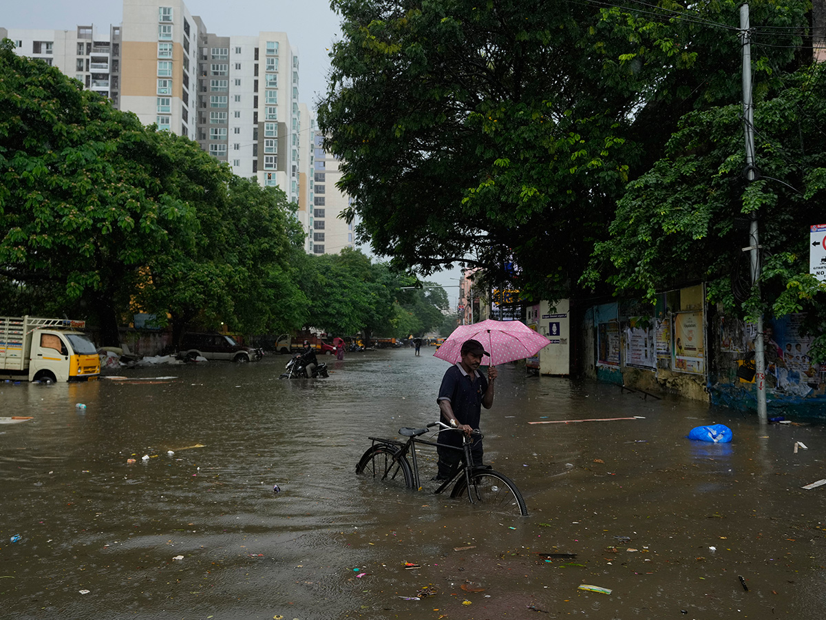 Updates : Heavy Rainfall in Bengaluru and Chennai Photos3