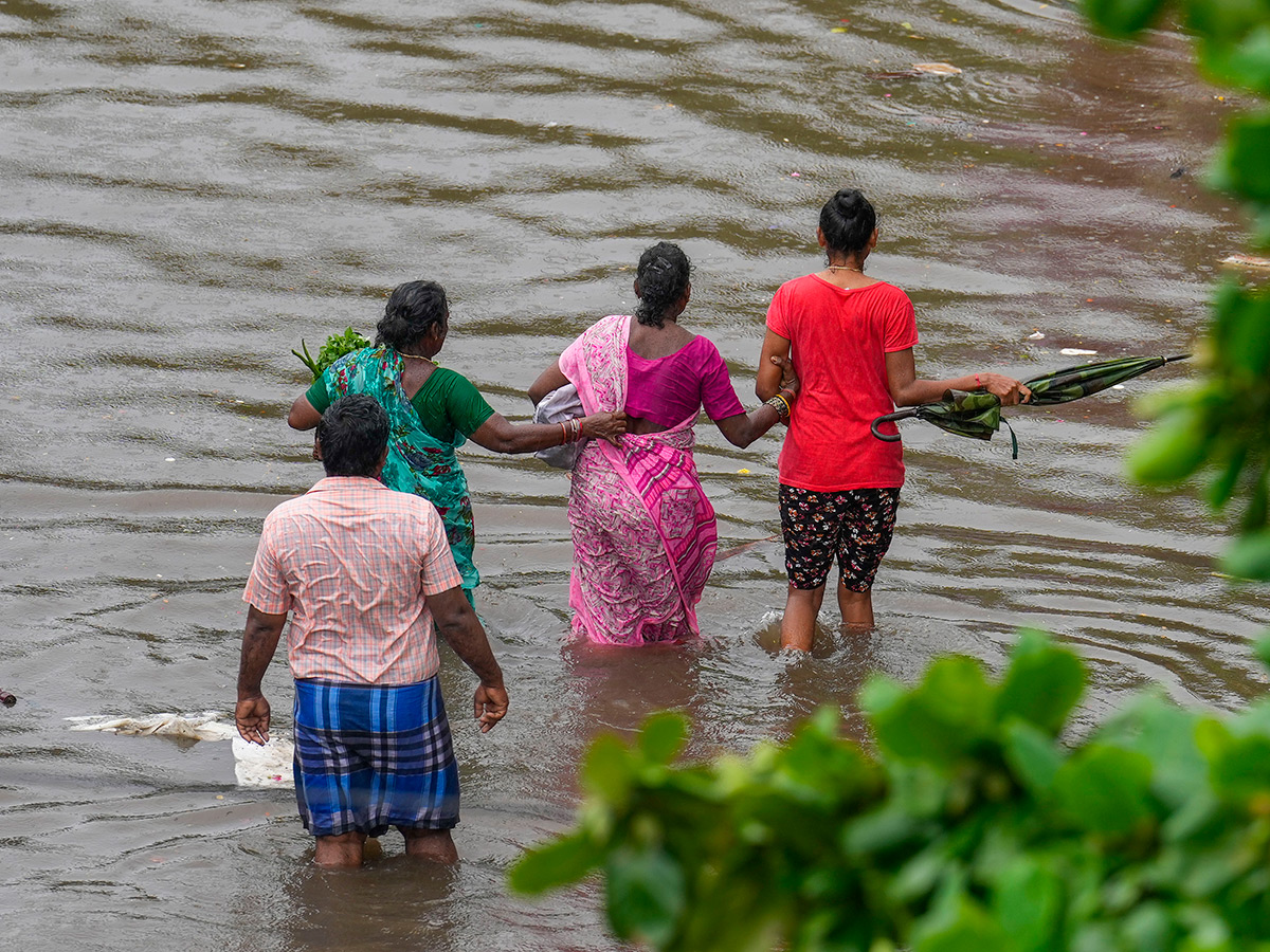 Updates : Heavy Rainfall in Bengaluru and Chennai Photos28