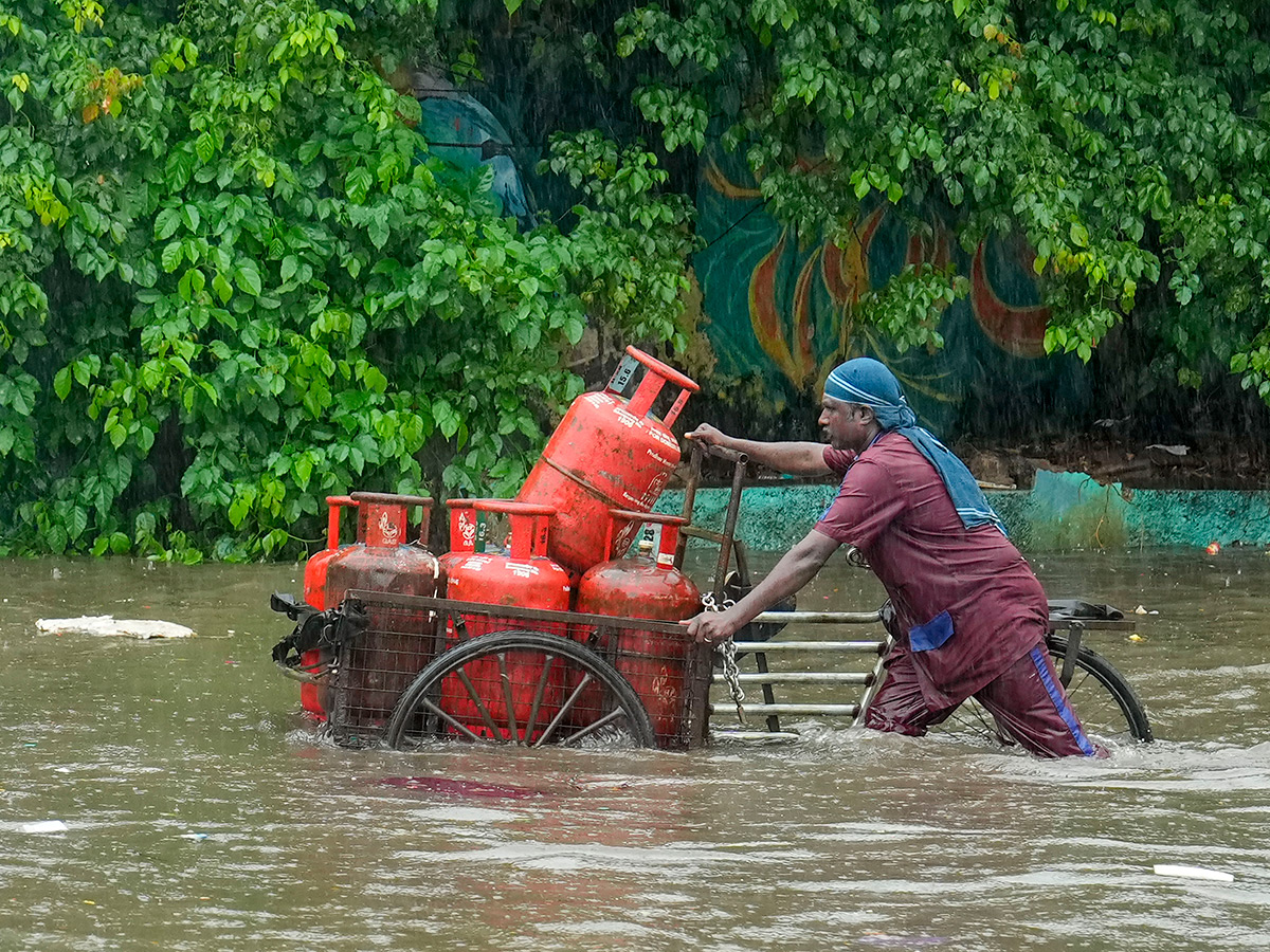 Updates : Heavy Rainfall in Bengaluru and Chennai Photos29