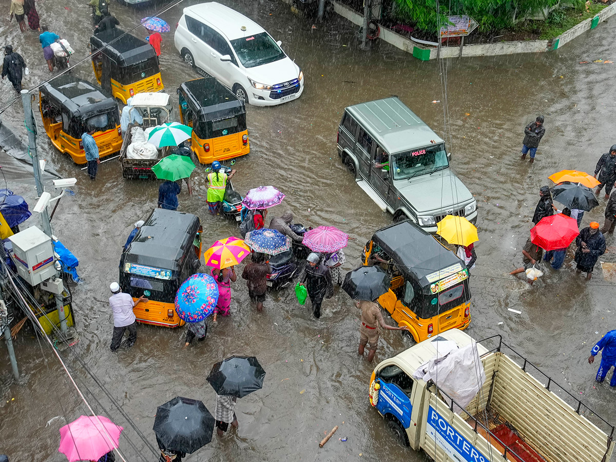 Updates : Heavy Rainfall in Bengaluru and Chennai Photos31