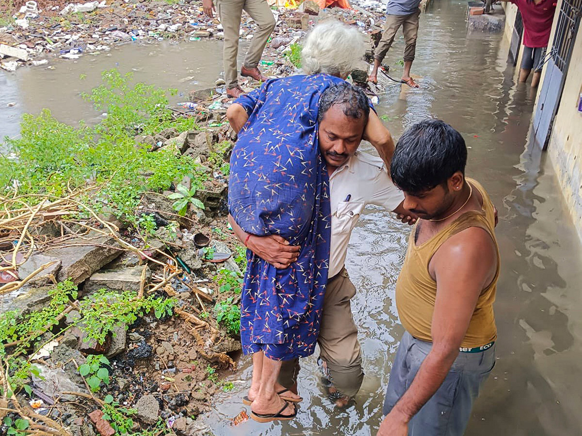 Updates : Heavy Rainfall in Bengaluru and Chennai Photos33