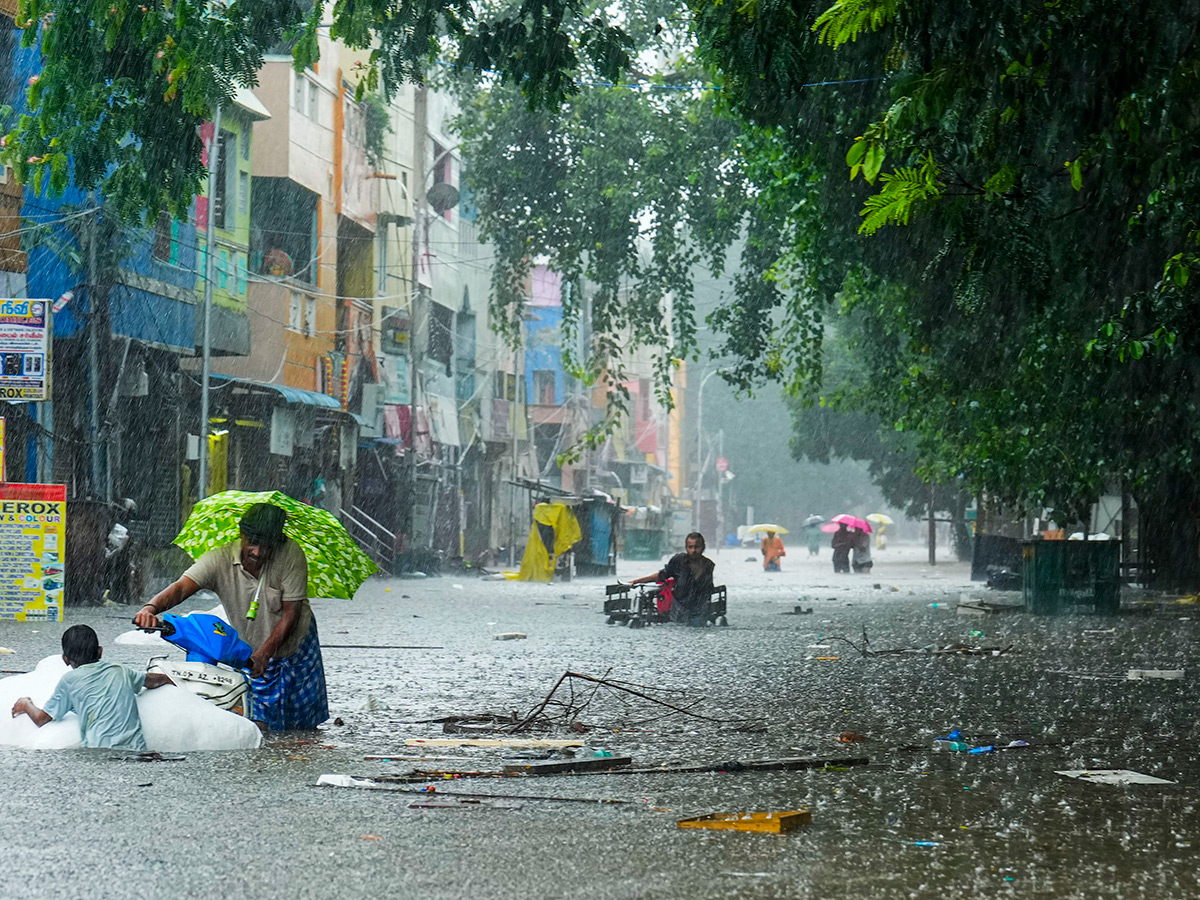 Updates : Heavy Rainfall in Bengaluru and Chennai Photos35