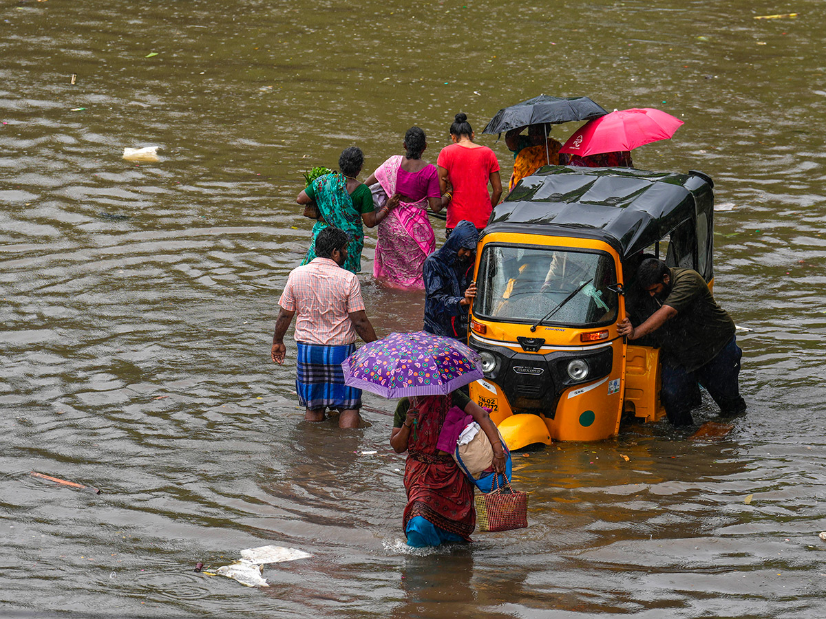 Updates : Heavy Rainfall in Bengaluru and Chennai Photos37