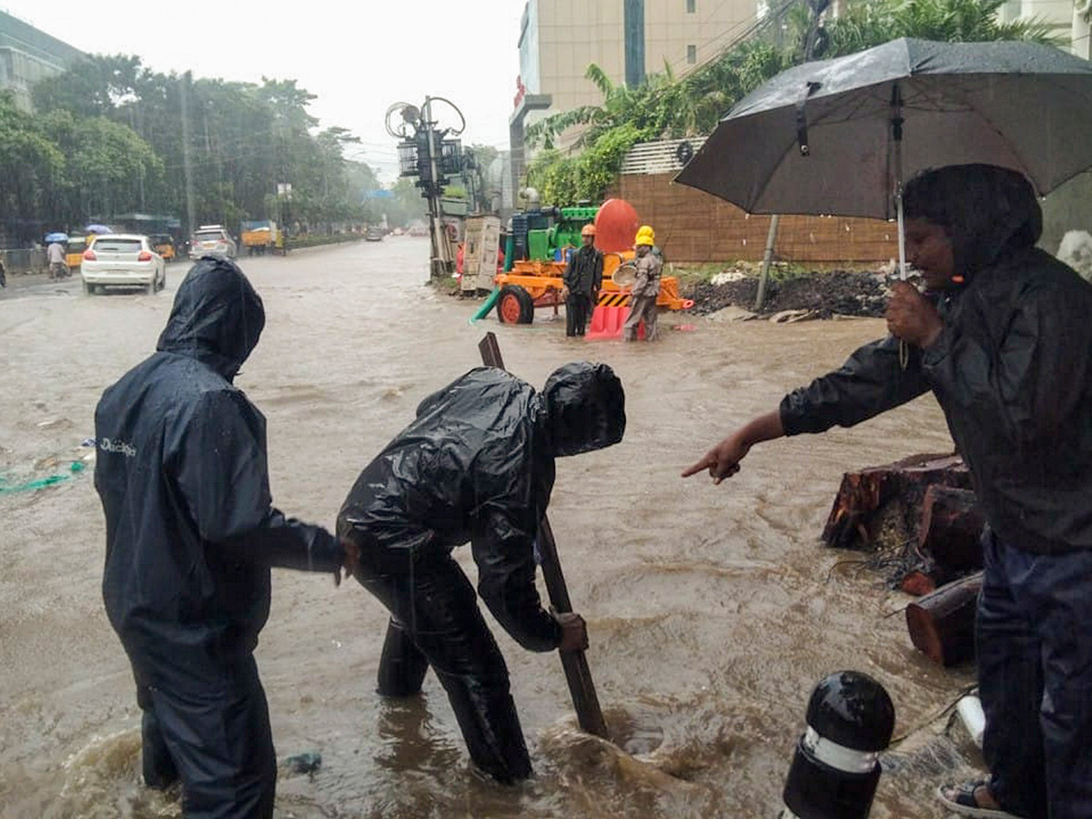 Updates : Heavy Rainfall in Bengaluru and Chennai Photos39