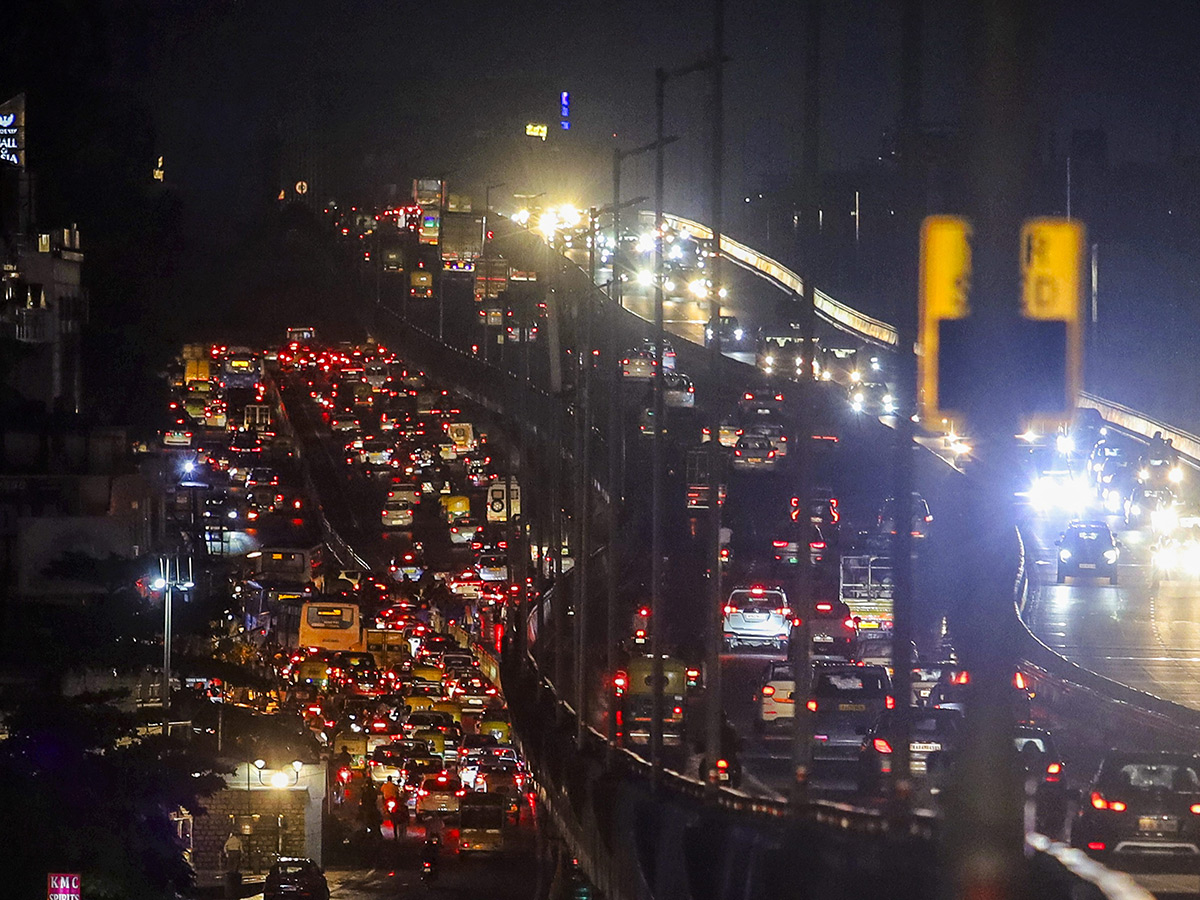 Updates : Heavy Rainfall in Bengaluru and Chennai Photos40