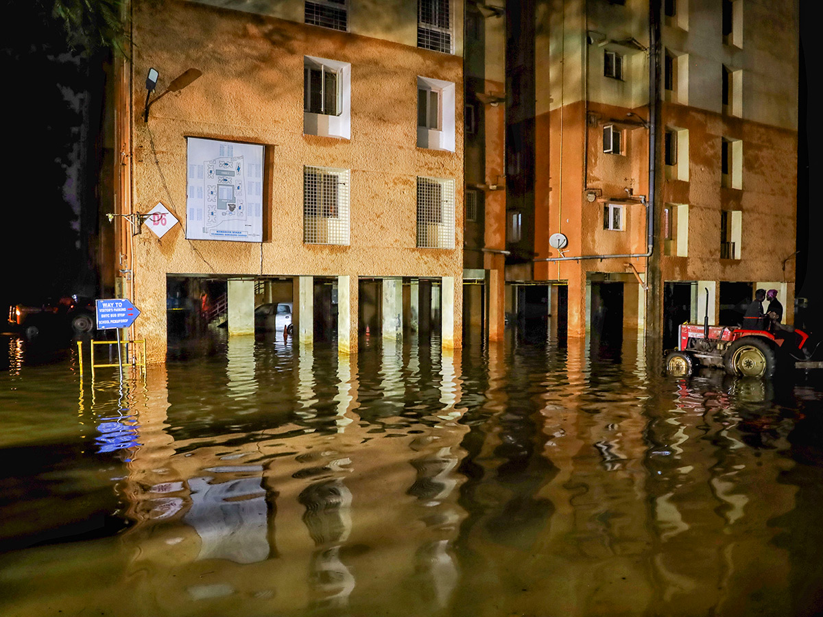 Updates : Heavy Rainfall in Bengaluru and Chennai Photos41