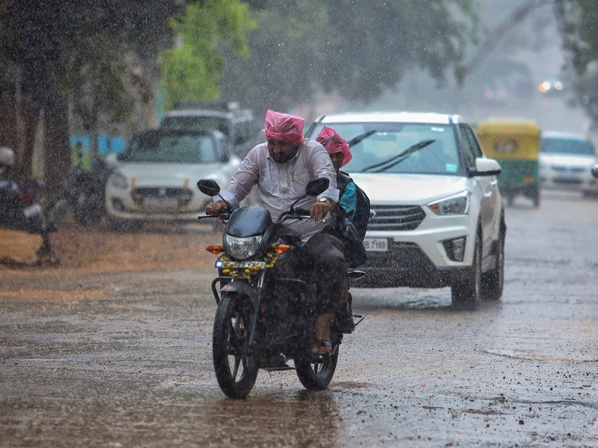 Updates : Heavy Rainfall in Bengaluru and Chennai Photos42