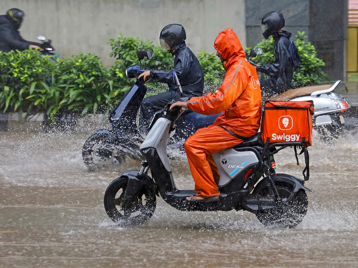 Updates : Heavy Rainfall in Bengaluru and Chennai Photos44